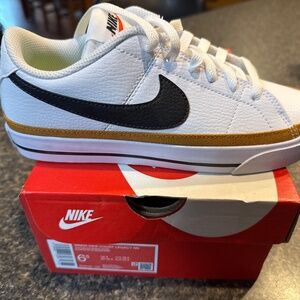 Women’s Nike court legacy with box